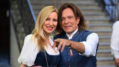 Bild: Felix Hörhager/dpa
Der „König von Mallorca“ verlässt seine Insel. Neben ihm seine Frau Ramona.