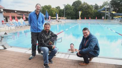Bild: Hirsch
Bürgermeister Thomas Falter und seine Mitarbeiter Matthias Auburger und Michael Meinhardt (von rechts) verabschiedeten am Mittwoch die letzten Badegäste in die Winterpause.