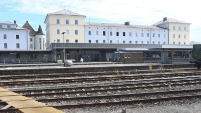 Archivbild: Gabi Schönberger
Ab 22. September wird der Bahnhof in Weiden für drei Monate zur Baustelle. Die Arbeiter erneuern die Gleise und Weichen.