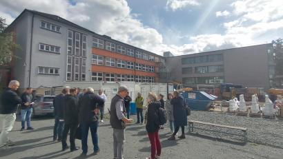 Bild: Hladik
Der neue Klassentrakt (rechts) der Pestalozzi-Mittelschule in Weiden steht. Ziehen dort die Schüler ein, dann kann der Altbau (links) saniert werden. Der Bauausschuss macht sich ein Bild vor Ort.