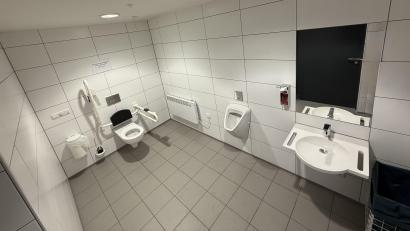 Bild: upl
So sieht die öffentliche Toilette am Parkhaus in Amberg von innen aus.