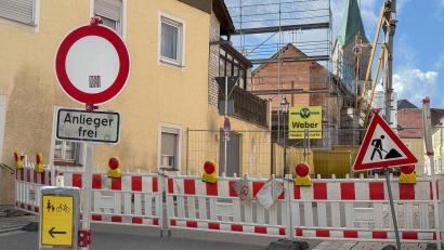 Bild: Susanne Forster
Die größte Baustelle der Stadt Bärnau – das Bischof-Senestrey-Haus. Derzeit laufen Arbeiten am Dachstuhl.