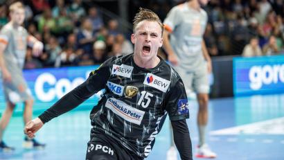 Bild: Andreas Gora/dpa
Spielmacher Tobias Gröndahl bejubelt den Heimsieg gegen Aalborg.