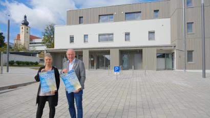 Bild: gsp
Bürgermeister Roland Strehl und Michaela Mildner auf dem neuen Dorfplatz mit dem Plakat über die Einweihungsfeier.