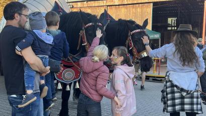 Bild: mma
Mit dem Planwagen mitfahren oder wenigstens die Pferde streicheln zu dürfen, war ein Wunsch vieler Kinder.