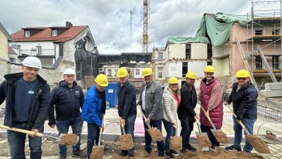 Bild: Stadt Grafenwöhr
Der Spatenstich läutet die Hochbauphase am Verwaltungsgebäude am Marktplatz ein.