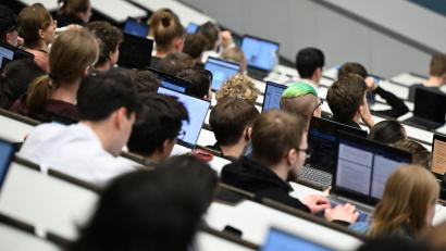Bild: Bernd Weißbrod/dpa
Jeder zehnte Abschluss entfiel auf das Lehramt. (Archivbild)