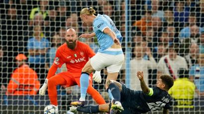 Bild: Dave Thompson/AP/dpa
Für dieses Foul sah Di Lorenzo (rechts) Rot, Haaland traf gegen Neapel dennoch - und hat nun 50 Champions-League-Tore erzielt.