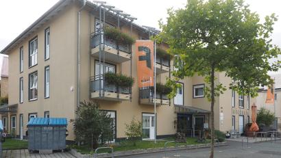 Bild: kek
Das Pflege- und Seniorenheim Jakobushof in Auerbach soll um ein Stockwerk aufgestockt werden. Es sollen zusätzlich 14 Wohneinheiten entstehen.