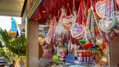Bild: Noah Wegmüller-Kocher
Auf dem Volksfest in Weiden bieten vier Standbetreiberinnen eine bunte Auswahl an Lebkuchenherzen an.