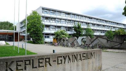 Archivbild: Stephan Huber
Kaum ein Bild des Kepler-Gymnasiums kommt ohne die "Käsemauer" (rechts neben den Fahrrädern) aus. Sie ist eines der Symbole der Schule – und muss jetzt weg.