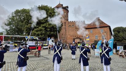 Bild: Hermann Schmid
Vor dem Stadttor von Neustadt-Glewe feuerte die historische Bürgerwehr aus Neustadt/WN ihre Salutsalven ab. Seit Jahren ist das der lauteste Programmpunkt der jährlichen Treffen von Delegationen der Arbeitsgemeinschaft "Neustadt in Europa".