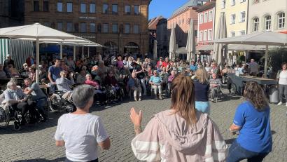 Bild: Susanne Schwab
Angeleitet von den Initiatorinnen, allen voran Kathrin Seidl vom Landesamt für Pflege (vorne in hellblauer Hose und dunkelblauem T-Shirt), machten die Seniorinnen und Senioren beim Tanzen begeistert mit.