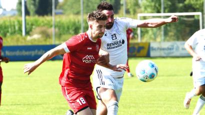 Archivbild: Gerhard Büttner
Andre Klahn (links) und der TSV Tännesberg treffen in der Bezirksliga Nord am kommenden Sonntag zuhause auf den Tabellenführer FC Raindorf.