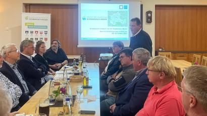 Bild: Tanja Weinberger
Bürgermeister, Geschäftsstellenleiter, Mitglieder der Stadt-, Markt- und Gemeinderäte sowie Vertreter des Amtes für Ländliche Entwicklung (ALE) Oberpfalz trafen sich zur Abschlussvorstellung des Kernwegenetzkonzeptes der ILE Schwarzach-Regen.