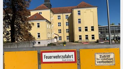 Bild: roa
Die Max-Josef-Schule in Amberg steht unter Denkmalschutz und soll einen Anbau erhalten. Bei den Planungen dafür wurden massive Brandschutzmängel in dem alten Gebäude festgestellt, die jetzt behoben werden sollen.