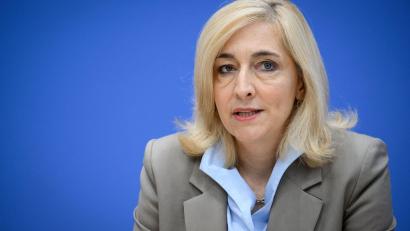 Bild: Bernd von Jutrczenka/dpa
Zerstreut Sorgen über die Versorgung mit Medikamenten: Ministerin Warken.