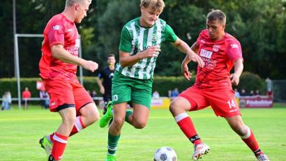 Bild: Schrems
Christian Zimmermann (mi.) und der SV Mitterteich sind im Heimspiel gegen Saas Bayreuth gefordert, während es für die Waldershofer Lukas Fürst (links) und Fabian Schöffel (rechts) zur SpVgg Saalestadt geht.