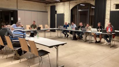 Bild: mzi
Der Königsteiner Bürgermeister Jörk Kaduk, links und rechts eingerahmt von seinen Markträten.