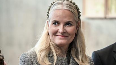 Bild: Jens Kalaene/dpa
Norwegens Kronprinzessin Mette-Marit muss aus gesundheitlichen Gründen häufiger etwas kürzertreten. (Archivbild)