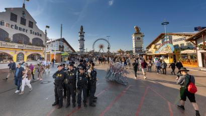Bild: Peter Kneffel/dpa
14 große Wiesn-Zelte gibt es, dazu kleine und die auf der Oidn Wiesn. (Archivfoto)