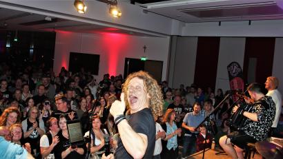 Archivbild: stg
Super fand nicht nur Troglauer-Sänger Thomas "Domml" Wöhrl das Unplugged-Konzert vor zwei Jahren. Deshalb kommen die Heavy Volxmusicer im November wieder ohne Verstärker ins Foyer.