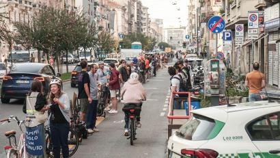 Bild: Emanuele De Carli/IPA via ZUMA Press/dpa
Eine Menschenkette gegen zugeparkte Radwege in Mailand.