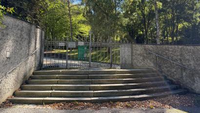 Bild: Petra Hartl
Auf dem Waldfriedhof in Raigering soll es künftig einen barrierearmen Eingang geben. Die marode Treppe soll zurückgebaut werden. Der neue Zugang erfolgt seitlich davon ebenerdig über einen Mauerdurchbruch.