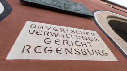 Archivbild: Armin Weigel/dpa
Ein in Tirschenreuth lebender verurteilter Terrorist hat erneut geklagt, diesmal gegen den Widerruf des Abschiebeverbots. Am Freitag stand die Verhandlung in Regensburg an.