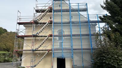 Bild: sns
Derzeit ziert noch ein Gerüst die Wallfahrtskirche St. Leonhard. Der Putz wurde bereits aufgetragen, jetzt erfolgt noch der Farbanstrich
