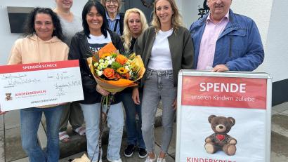 Bild: ck
Der Erlös des ersten Straßenfests in der Kößlmühlstraße kann sich mit 2200 Euro sehen lassen. Die Organisatoren spenden die Summe der Kinderkrebshilfe Oberpfalz Nord. Von links: Silvia Enslein, Evi Schopper, Melanie Bauer, Gitte Glöckl, Manuela Stiebitz, Birgit Sevens und Herbert Putzer. Melanie Bauer bekommt für ihr Engagement Blumen von ihren Mitstreiterinnen.