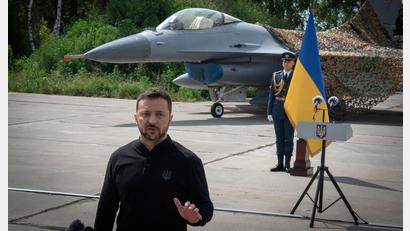 Bild: Efrem Lukatsky/AP/dpa
Der ukrainische Präsident Wolodymyr Selenskyj hat Waffenexporte zur Finanzierung der eigenen Rüstungsindustrie angekündigt. (Archivbild)