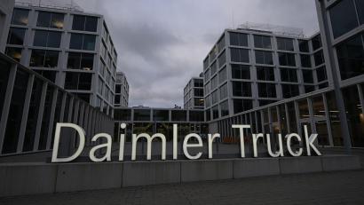 Bild: Bernd Weißbrod/dpa
Daimler Truck hat eine Partnerschaft mit einem US-Rüstungsunternehmen vereinbart. (Archivbild)