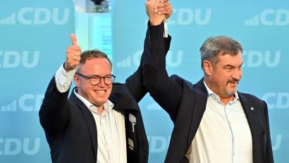 Bild: Martin Schutt/dpa
Mario Voigt und Markus Söder frotzeln über ein Bratwurst-Wettessen. (Archiv)