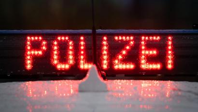 Symbolbild: Soeren Stache/dpa
Mitte August wurde in Stetten, einem Ortsteil von Neunburg vorm Wald, ein ausgebranntes Auto mit einer Leiche auf dem Fahrersitz entdeckt. Die Polizei ermittelt.