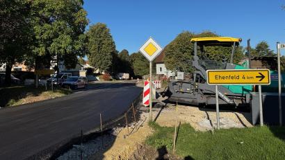 Bild: Heike Unger
Fast fertig: Die Staatsstraße 2123 wird seit vier Wochen saniert. In Großschönbrunn wurde am Freitag die Asphalt-Deckschicht aufgebracht. An deren derzeit noch rauen Kanten (rechts) sieht man, wieviel höher die Straße geworden ist, weil die neue über die alte gebaut wurde.