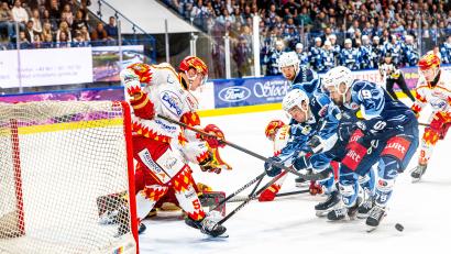 Bild: Elke Englmaier
In dieser Szene verpassten gleich drei Weidener Spieler den Torerfolg vor dem Gehäuse des ESV Kaufbeuren: Calvin Pokorny (blaues Trikots von rechts), Paul Vinzens und Tyler Ward.