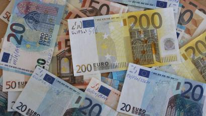Bild: Bernd Wüstneck/dpa-Zentralbild/dpa
Einsatzkräfte haben in einem Bremer Haus mehr als 1,5 Millionen Euro Falschgeld gefunden. (Symbolbild)