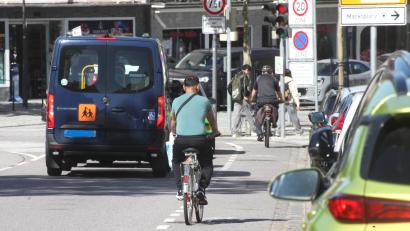 Bild: Hirsch
Die Radfahrer bewegen sich in der Schwandorfer Innenstadt weitgehend im Mischverkehr. Eigene Fahrradstraßen gibt es nicht.