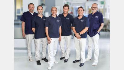 Bild: ONZ
Das Ärzte-Team des ONZ: von links Dr. Matthias Wiemann, Dr. Dieter Weck, Simon Dobmeier, Robert Drechsel, Johannes Weiß und Dr. Eugen Bratzel. Es fehlen Alexey Kachan, Peter Dehling, Dr. Stephan Käs und Dr. Simon Banki.
