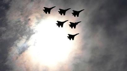 Bild: Dmitri Lovetsky/AP/dpa
Polen meldet russische Kampfjets über einer Ölplattform in der Ostsee. (Archivbild)