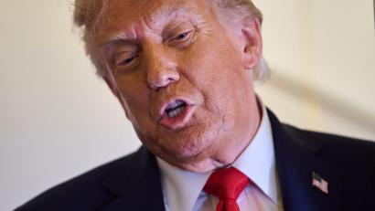 Bild: Evan Vucci/AP/dpa
Trump beschwert sich öfter über kritische Berichterstattung über ihn.