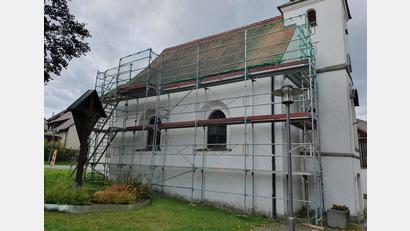 Bild: Treml/Stadt Windischeschenbach
Ein Gerüst ziert derzeit die Maria-Hilf-Kirche in Gleißenthal. Um die Statik wieder herzustellen, muss der Dachstuhl erneuert werden.