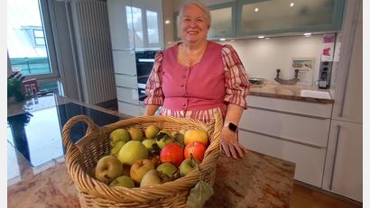 Bild: Hladik
Kochen und Backen sind ihre Leidenschaften. Wildkräuterexpertin und Kochbuchautorin Waltraud Witteler wird am 24. September 80 Jahre.