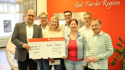 Bild: Bernhard Piegsa
Johann Zach (links), Vorstandsmitglied der Vereinigten Sparkassen, Bürgermeister Bernhard Stangl (Zweiter von links), Michael Schelkshorn (Vierter von links), Filialdirektor der Sparkasse Pressath und Kundenberater Hans Püttner (Zweiter von rechts), bei der Spendenübergabe.