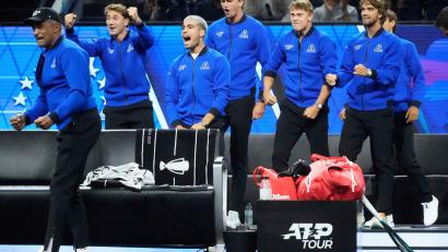 Bild: Jeff Chiu/AP/dpa
Team Europa mit dem Deutschen Alexander Zverev (4. v. l.) liegt beim Laver Cup gegen Team Welt in Führung.