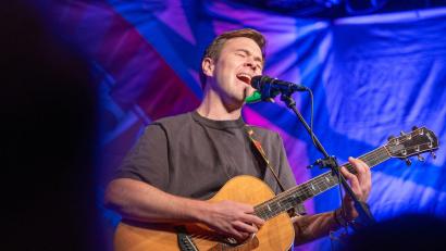 Archivbild: Leonie Asendorpf/dpa
Auf den Skihütten wurde Oimaras Hit „Wackelkontakt“ rauf und runter gespielt - auch auf der Wiesn?