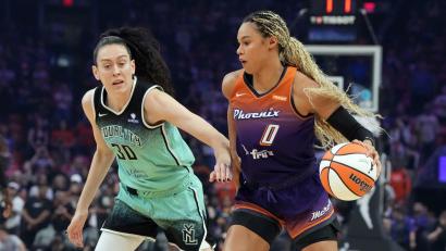 Bild: Rick Scuteri/AP/dpa
Nationalspielerin Satou Sabally (r) hatte großen Anteil am Weiterkommen von Phoenix in den WNBA-Playoffs.