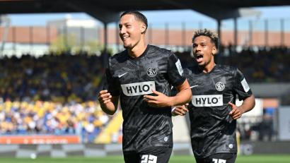 Bild: Swen Pförtner/dpa
Younes Ebnoutalib (l) bringt Elversberg in Führung.