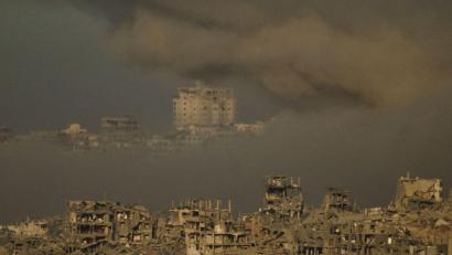 Bild: Leo Correa/AP/dpa
In der Trümmerwüste der Stadt Gaza sollen sich geschätzt noch etwa 500.000 Zivilisten aufhalten. Sie sind den israelischen Angriffen auf Reste der Terrororganisation Hamas weitgehend schutzlos ausgeliefert. Israel fordert sie fast täglich zur Flucht auf, aber viele wollen oder können das nicht mehr.